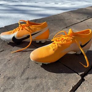 NIKE - MERCURIAL VAPOR 13 PRO FG 'LASER ORANGE' - Size 6Y (equivalent to W 7.5)